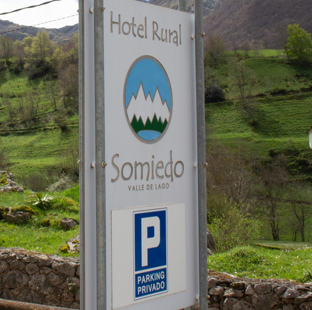 Imagen cartel del hotel recortado